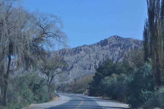 Linda paisagem em estrada que atravessa a Quebrada de Humahuaca - Argentina